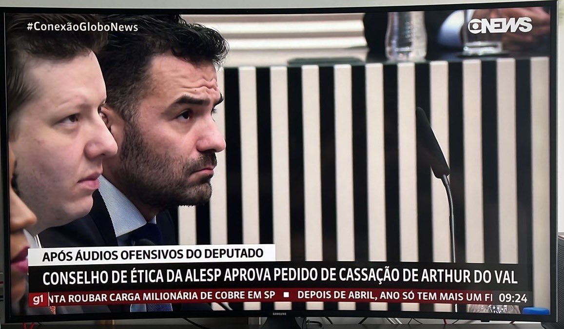 RubinhoNunes's tweet photo. Se hoje eu tenho assento na Câmara de SP, muito foi por conta do apoio, amizade e confiança do @arthurmoledoval. 

Diferente de alguns julgadores, Arthur não é corrupto. Não cometeu crime. Foi julgado por não se curvar. 

Podem ter cortado sua cabeça, mas carregaremos seu legado. https://t.co/WR1B6NcMM0