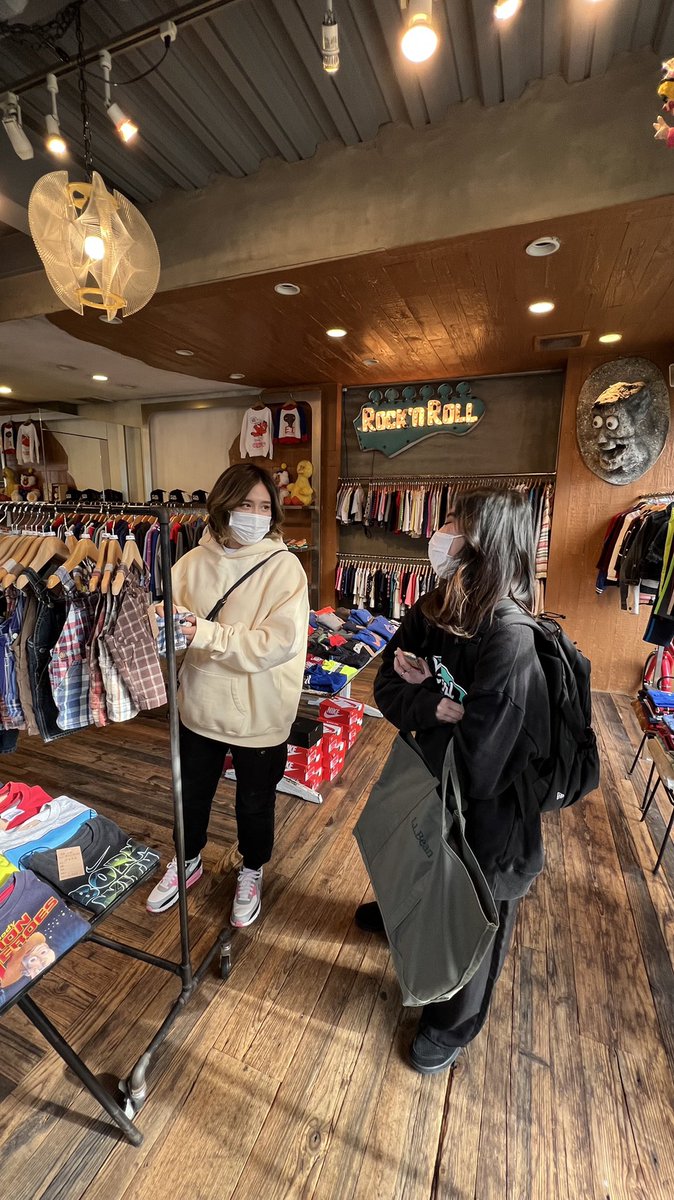 息子の洋服を仕事終わりに買う母ちゃんシンガー