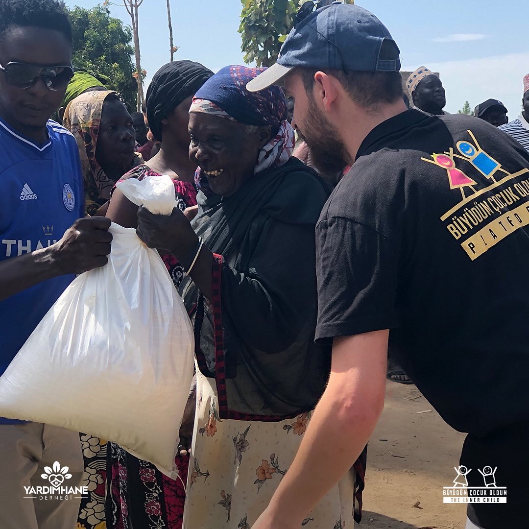 bcocukoldum's tweet photo. Ramazan ayı boyunca Afrika’daki gerçek ihtiyaç sahiplerine erzak paketleri dağıtmaya devam ediyoruz.🤩

Erzak paketleri dağıtarak iftar alanına ulaşamayan kardeşlerimizin de sofralarına aş ulaştırmayı hedefliyoruz.

#biiyilikyap https://t.co/FE4iwshQvF