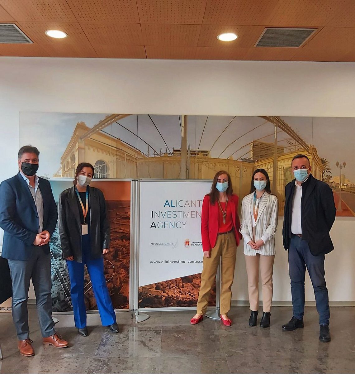 OPPORTUNITY_ALC's tweet photo. 1ª #reunión con @aliainvestment. La #colaboración público-privada más necesaria que nunca. 
#Gracias al #equipo de #ALIA, desde @OPPORTUNITY_ALC nos sentimos honrados por poder participar de este importantísimo proyecto del @alicanteayto 
#Alicante #ALIAinvestInAlicante https://t.co/pWQjAuNhtr