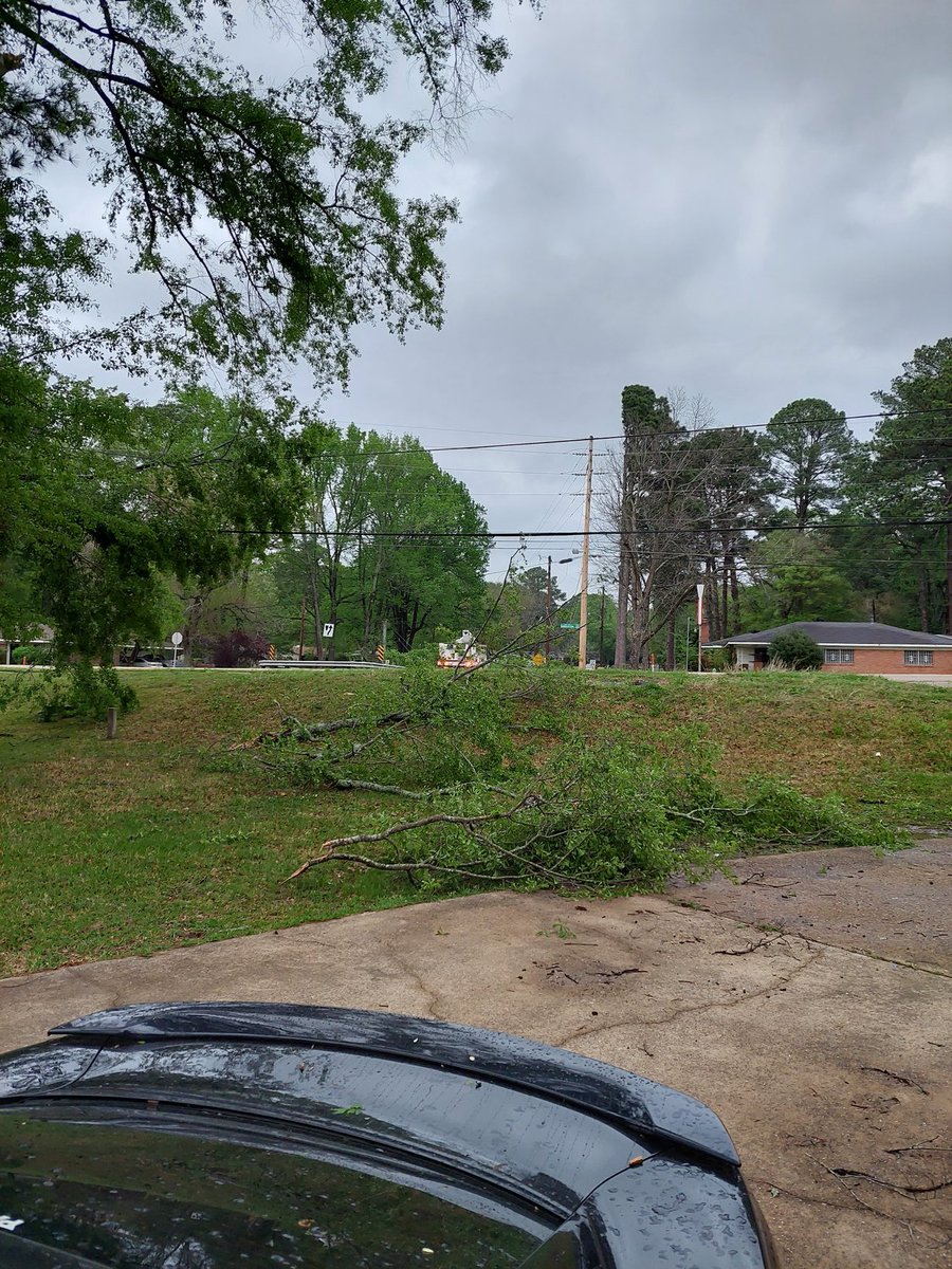 Navigationist's tweet photo. @KSLA @aep Electric company finally arrived. Praying for families that lost more than electric last night... https://t.co/uK1U5pTW5B