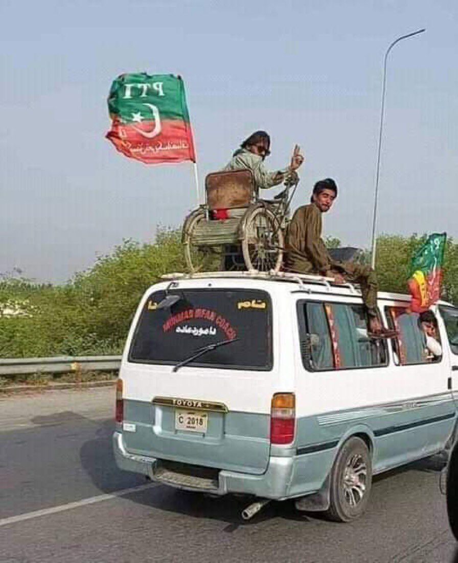 Any guesses on the number of people showing up at Peshawar Jalsa tonight? 

 #امپورٹڈ_حکومت_نامنظور