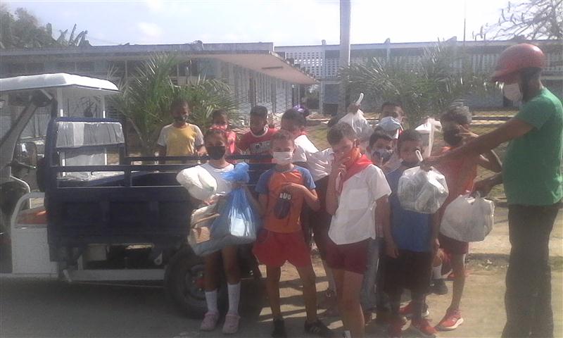 Como cada viernes el centro escolar Orlando Canals del municipio Manatí entrega materia prima para el desarrollo de nuestro país, #CubaAdelante #ManatíPresente