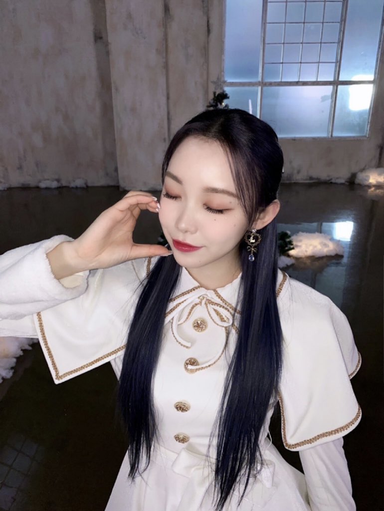 roah_512's tweet photo. ✔𝗧𝘄𝗶𝘁𝘁𝗲𝗿 𝘂𝗽𝗱𝗮𝘁𝗲 | Billlie日本語訳 |

[#スヒョン] ビリブㅎㅁㅎ!!!💗 久しぶりに思い出に浸って写真アルバムを見てたら ❄️snowy night❄️ 撮影の時の写真を見つけました🤍💫✨ 最近お花が 🌸満開🌸になりました!!! 
雨が降ったら花びらが散っちゃうから…💨早く早く見てください💕 https://t.co/2Ff16vk9AT