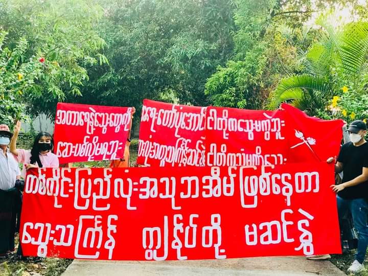 I_M_Ha_Ru's tweet photo. Revolutionary youths staged the anti-coup movement with the banner &amp; staged the #RevolutionaryThingyan on today.
#2022Apr13Coup
#WhatsHappeningInMyanmar https://t.co/usv93ayIGN