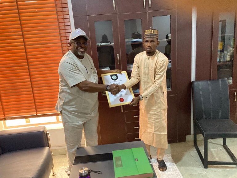 SSMSupportGroup's tweet photo. #PhotoSpeaks

Arewa Youths Vanguard has proudly honored Jagaban Jimeta, Sunny Sylvester Moniedafe (SSM) &amp; presented an award of “ICON of Humanitarian Services" in recognition for SSM's outstanding track records, philanthropy, patriotism and nation building

#MovingForwardWithSSM https://t.co/vLHPE6lqNx