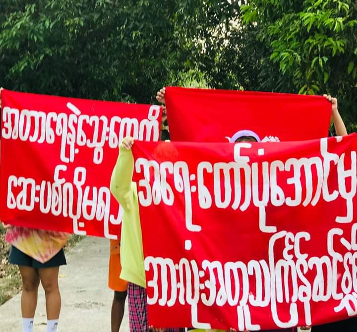 I_M_Ha_Ru's tweet photo. Revolutionary youths staged the anti-coup movement with the banner &amp; staged the #RevolutionaryThingyan on today.
#2022Apr13Coup
#WhatsHappeningInMyanmar https://t.co/usv93ayIGN