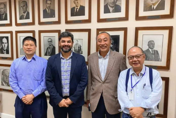 fehosp's tweet photo. O presidente do Hospital Japonês Santa Cruz, Mário Sato e o Diretor Executivo, Marcelo Tsuji, estiveram, no fim de março, na secretaria estadual de Saúde apresentando os novos serviços que estão sendo organizados pelo hospital. 📲https://t.co/zdXW0PzELx

#fehosp #santascasas https://t.co/l5mpoJKRbA