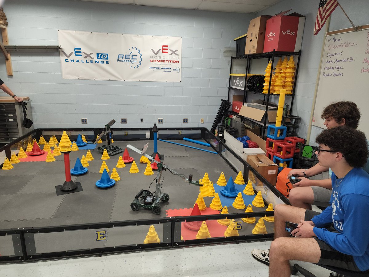 EisWorkforce's tweet image. Mrs. Mills&apos; Engineering 2 students are practicing for their VEX battles. The Red group (some of our LCHS students) beat the Blue group (EHS girl group) 25-21. #robotbattles #learningbydoing #STEMeducation @LaRueCounty @EtownHighSchool @Hogue_Mills