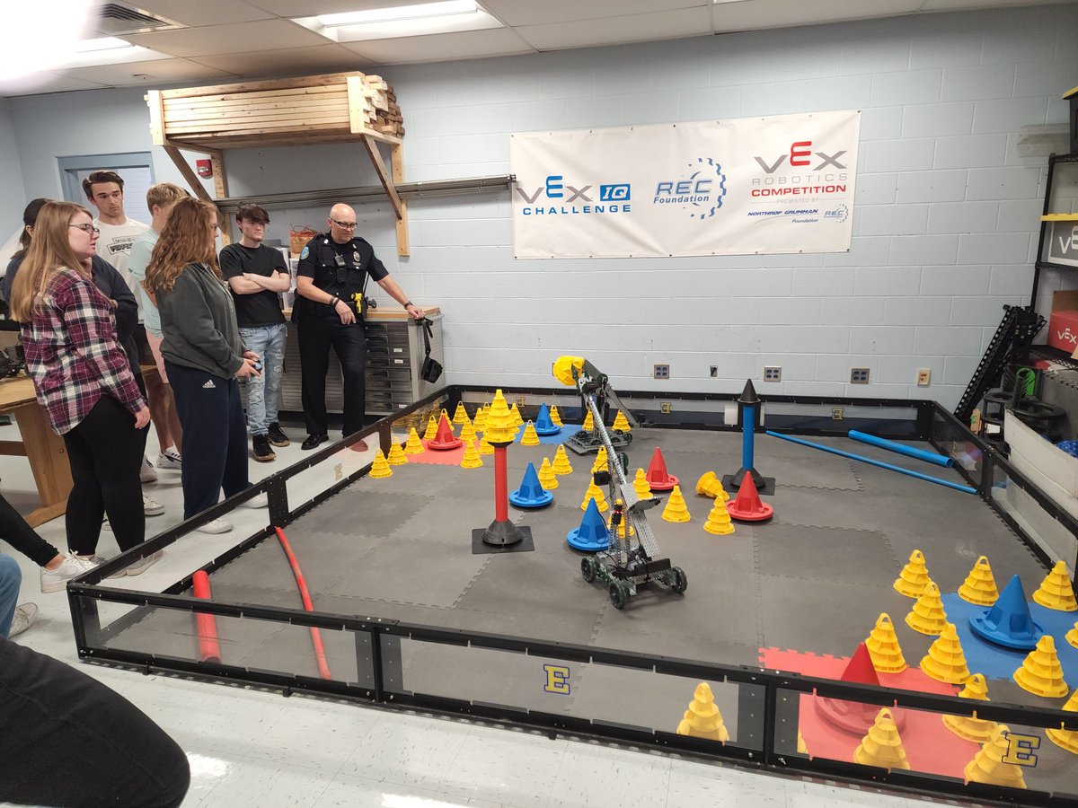 EisWorkforce's tweet image. Mrs. Mills&apos; Engineering 2 students are practicing for their VEX battles. The Red group (some of our LCHS students) beat the Blue group (EHS girl group) 25-21. #robotbattles #learningbydoing #STEMeducation @LaRueCounty @EtownHighSchool @Hogue_Mills