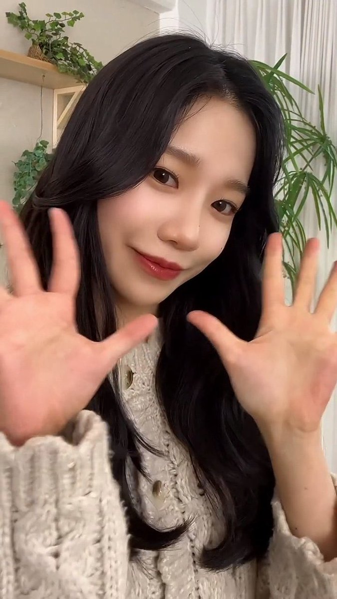 yuriwinks's tweet photo. Long hair no bangs jo yuri omg i legit screamed 🥺😭😭 https://t.co/QFzQalEyo4