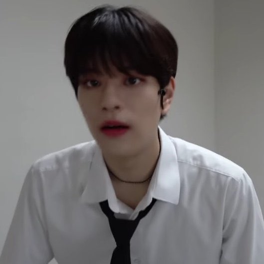molzba's tweet photo. 아니
왼쪽은 뱀파이어 흉내내는 인간 같고
오른쪽은 인간 흉내내려고 애쓰는 뱀파이어 같음 .. https://t.co/KeZC8k7xGj