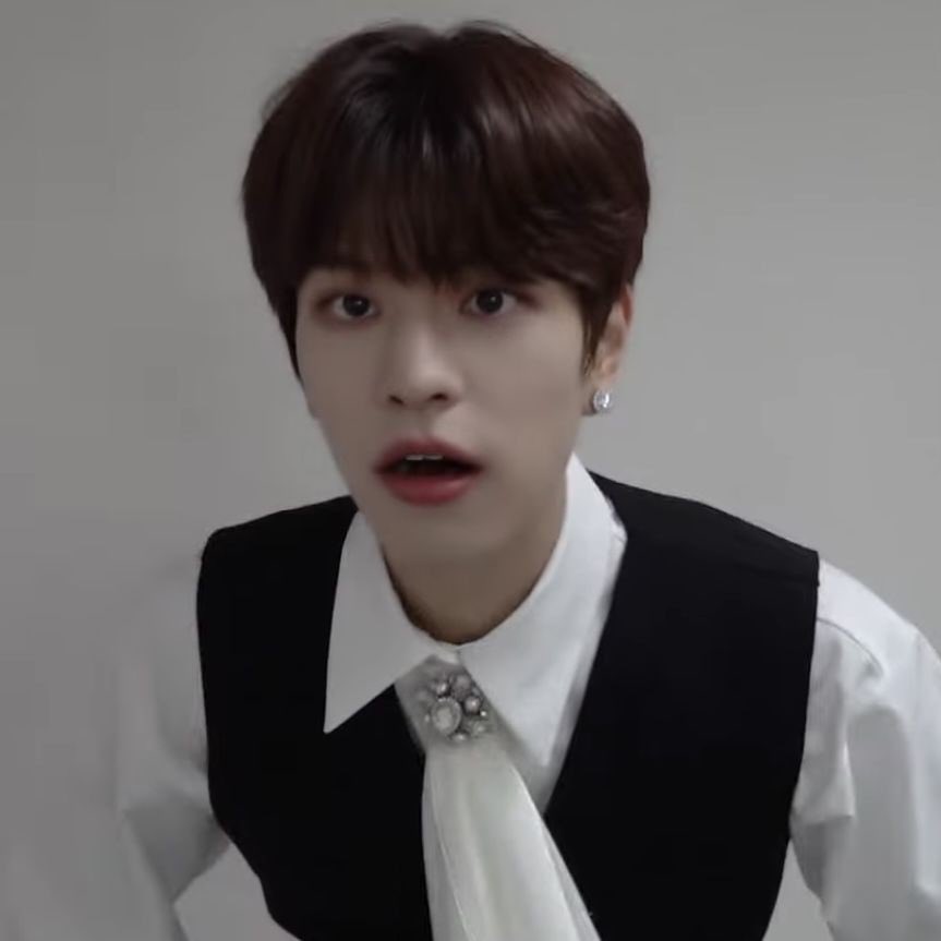 molzba's tweet photo. 아니
왼쪽은 뱀파이어 흉내내는 인간 같고
오른쪽은 인간 흉내내려고 애쓰는 뱀파이어 같음 .. https://t.co/KeZC8k7xGj