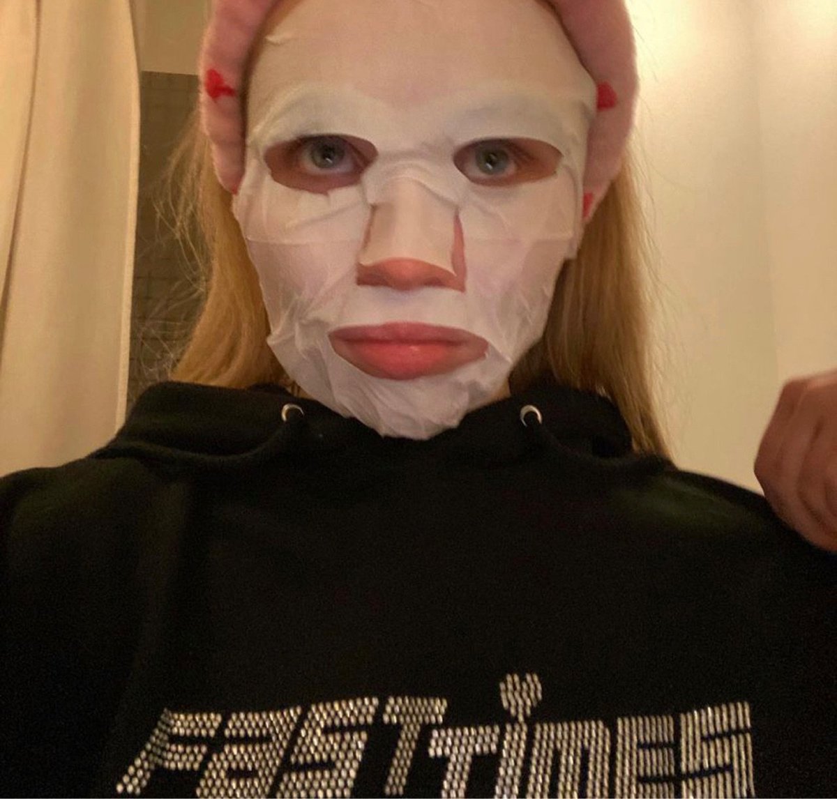 thinkbrina's tweet photo. good skin bitches stan sabrina carpenter and thats a fact. https://t.co/NjUaa3Gdv5