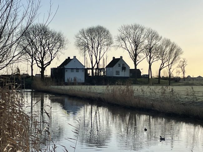 Open gemalendag in op 14 mei: Open gemalendag in Eemnes 14 mei   Al eeuwenlang pompen of verzuipen in de polder Op het eind van de Eemnesser Vaart, naast het haventje aan de Eem,  staat naast de sluis het Gemaal. Al eeuwenlang wordt hier water uit de… dlvr.it/SNVrhc