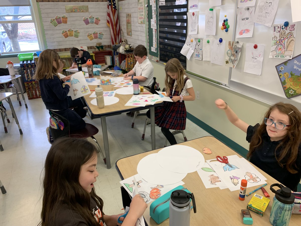 MrHessHTS's tweet photo. 2A is working hard to decorate and create a wreath that tells the story of Holy Week for their Retreat Day. https://t.co/r8WLnWD2xT