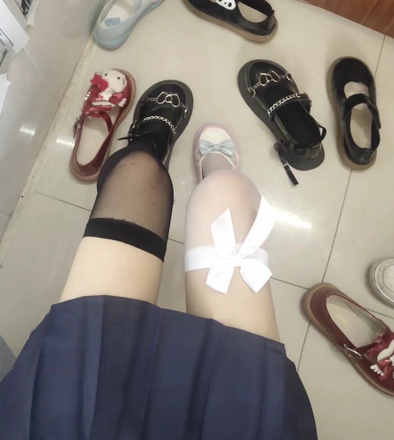 mayikekesiwa's tweet photo. 今晚要吃巧克力味的腿腿？还是奶油味的腿腿？
#黑丝 #白丝 #过膝袜 #丝袜 #反差婊 #母狗 #露出 https://t.co/U2xJLEVWoN