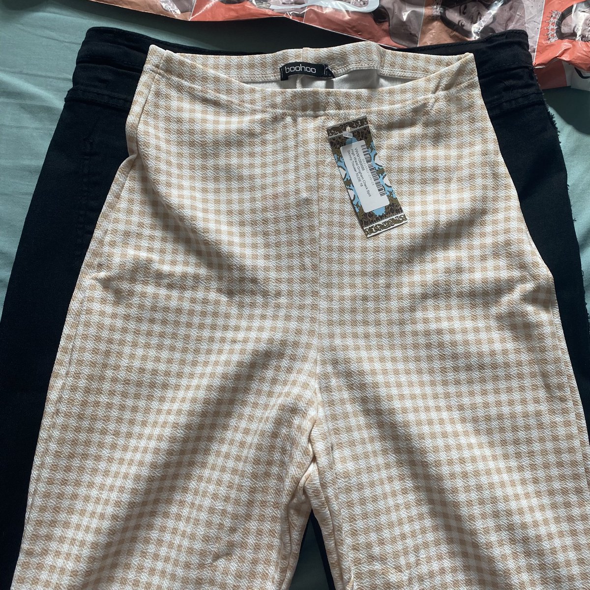 The fact that both of these pants are classed as a size 16 from boohoo is baffling to me😂