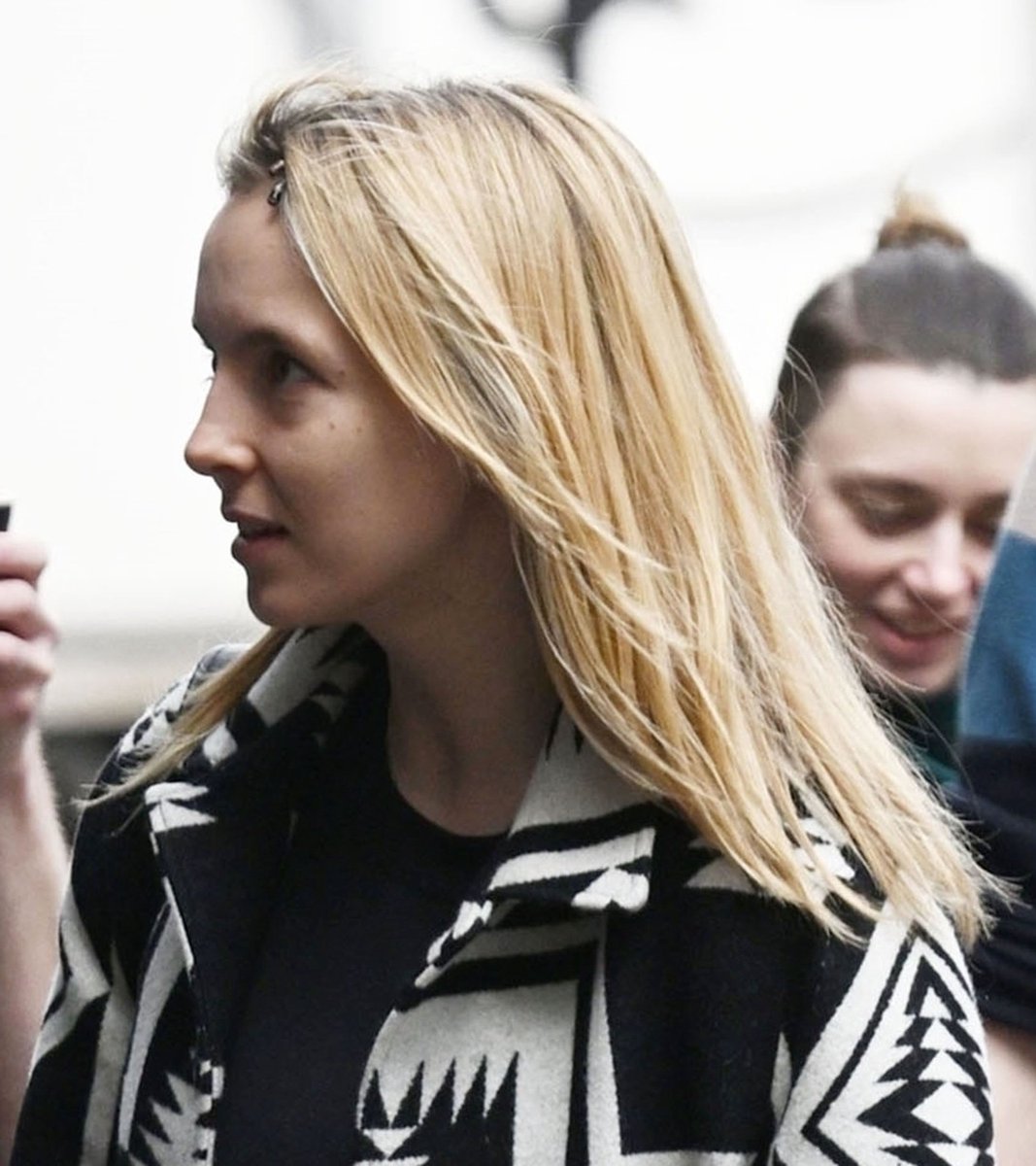 what's that in her hair it looks like tiny slugs 😭