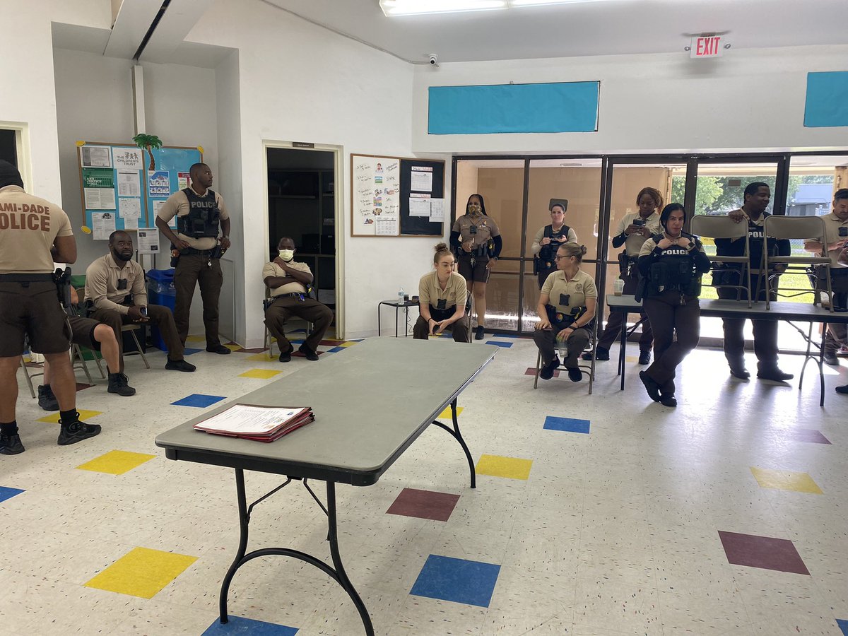 mdjsd's tweet photo. #HappeningNow
@WalkingOneStop preparation at Naranja Park.
We will be going door-to-door delivering much needed resources to the residents of #ourCounty in the South District.
#mdJSD https://t.co/4ukTbJYVLm