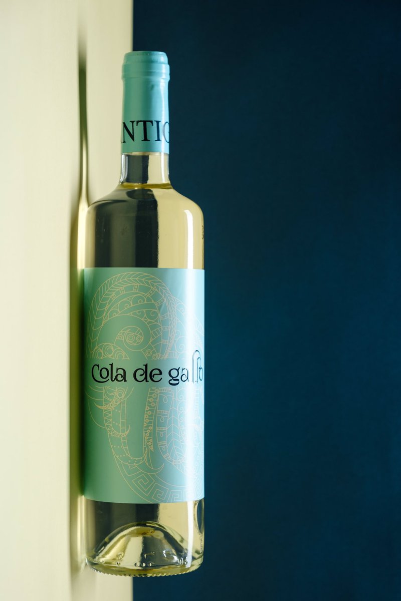 ANTIGVA's tweet photo. Fermentación natural en depósitos isobáricos a temperatura controlada, interrumpida por una bajada brusca de la temperatura para conservar el dióxido de carbono natural. Sin azúcares añadidos. https://t.co/abP4mtFCge