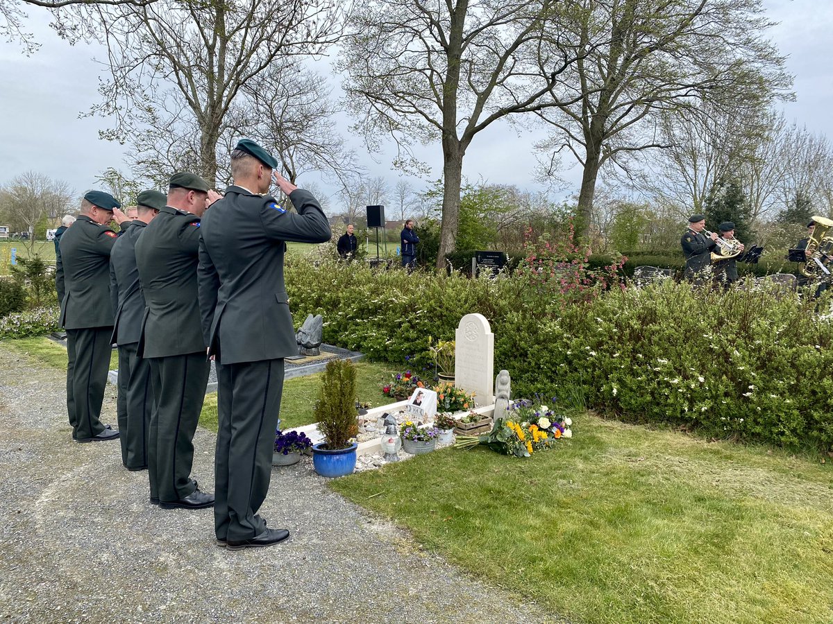Korporaal Aldert Poortema, die in 2008 sneuvelde in Afghanistan, is vandaag postuum geëerd met een eigen viaduct in Sneek. Tijdens de indrukwekkende naamgevingsceremonie onthulden zijn ouders een bord met daarop zijn naam. Wij blijven hem herdenken, opdat wij niet vergeten!