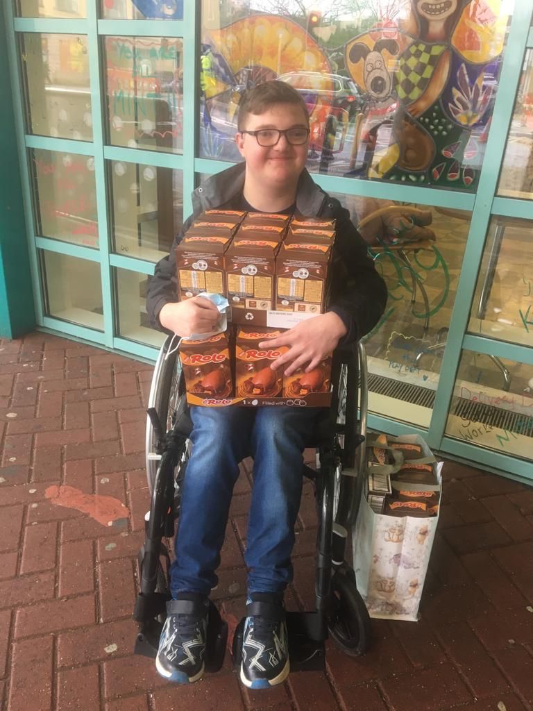 Heart Hero Calum and his mum Nicola - our Heart Heroes Bristol Hub Coordinator - dropped off some Easter Eggs at #DolphinWard, #BristolRoyalHospitalforChildren this week - they were very much appreciated! 😍
#HeartHeroes #CHD 
@CHDNetworkSWSW