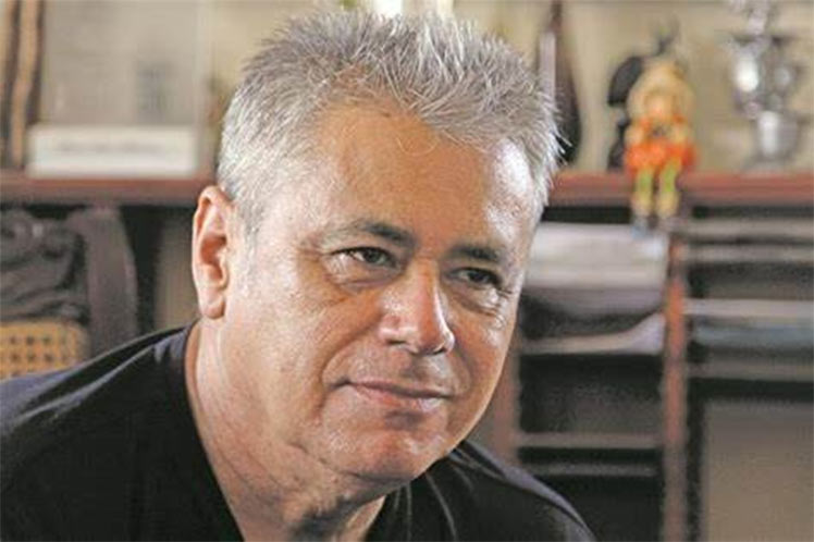 canalhabana_cu's tweet photo. #Cuba 🇨🇺 || El escritor cubano #SenelPaz recibirá hoy el #Premio de Literatura Ernest Hemingway 2020, que otorga el Movimiento Literario e Histórico Internacional homónimo. 

⭕ Más en #CanalHabana👇
🔗 https://t.co/ZndR19Vyby

@UNEAC_online https://t.co/Kl6BetdNam