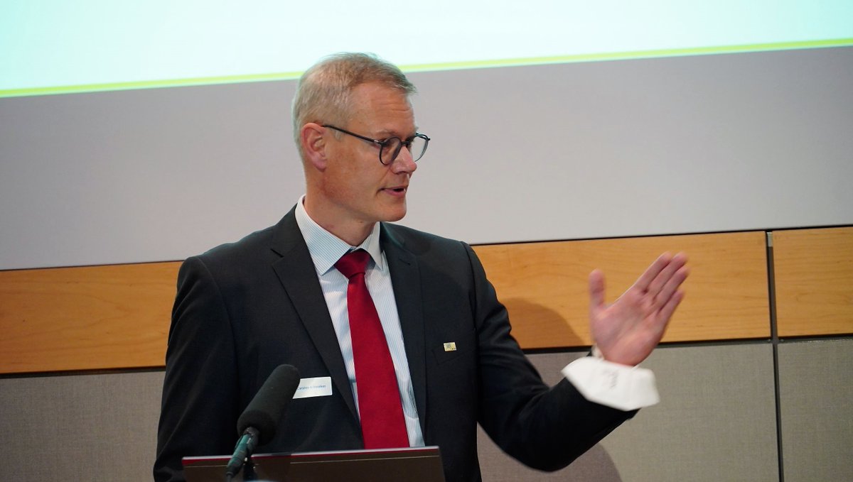 simplaix's tweet photo. Welcome addresses by @scifunkel (@ktstiftung), @graeter_mbm (@HITStudies ), Oliver Kraft (@KITKarlsruhe ), @Matthias Weidemüller (@UniHeidelberg ) emphasized the importance and the impact of the initiative. #SIMPLAIX https://t.co/7cZWhT4qcM