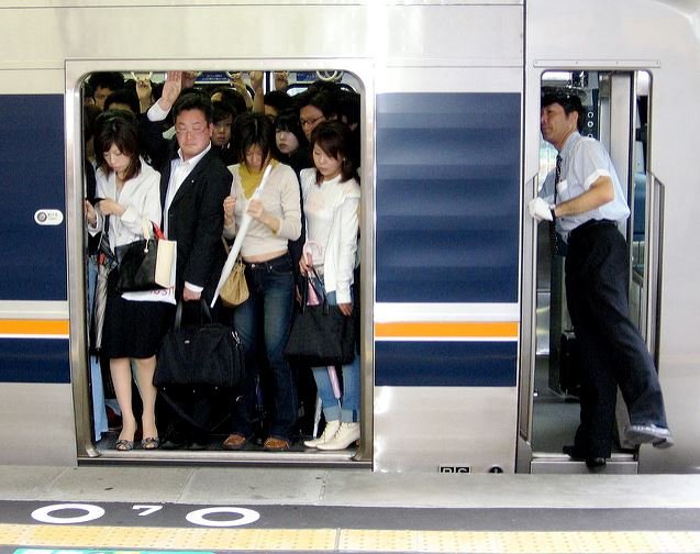 metavues's tweet photo. Let’s be real corporate America, nobody is trying to go back to the office. Rather work full time in the metaverse than commute 2 trains to get downtown. https://t.co/JrjTMckYn3