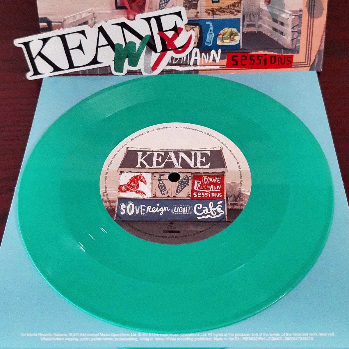 keane_mx's tweet photo. #OnADayLikeToday
En un día como hoy de 2019 @KeaneOfficial lanzaba como parte del #RecordStoreDayUK en una edición de vinilo el EP de #SovereignLightCafe con versiones de las sesiones de #DaveFridmann de la canción del mismo nombre y de #Disconnected.
#Keane #RSD19 https://t.co/BB6yRRlDPG