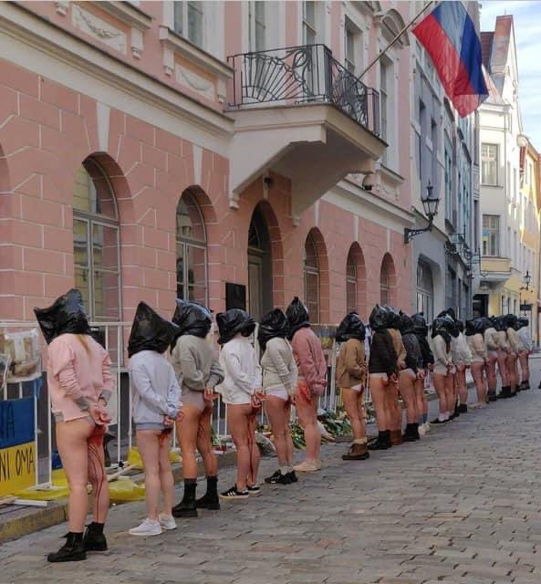Kvinnene fra Estland som stilte seg opp utenfor den russiske ambassaden i Tallinn i morges, i protest mot de groteske voldtektene i Ukraina, er potensielt den sterkeste demonstrasjonen jeg har sett. 😔❤️