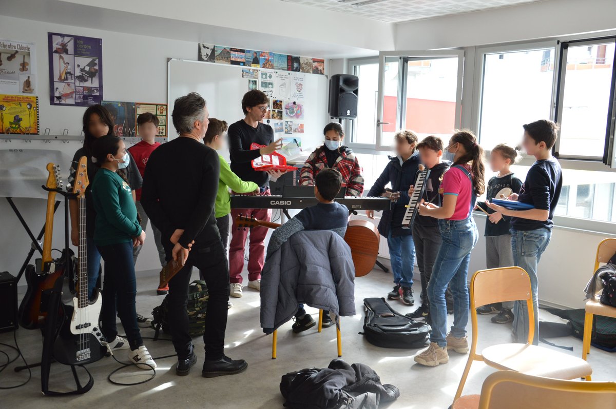 cultureselectro's tweet photo. suite du projet "Carnet de voyage animé"
après les 5ème CHAAP, c'était au tour des élèves de l'atelier #Musique Amplifiée du collège Clermont d'intervenir dans ce #projet afin de créer la musique du #film. Les élèves ont mené à bien leur mission, accompagnés par Simon Kansara ! https://t.co/Cz7RJfo0rt