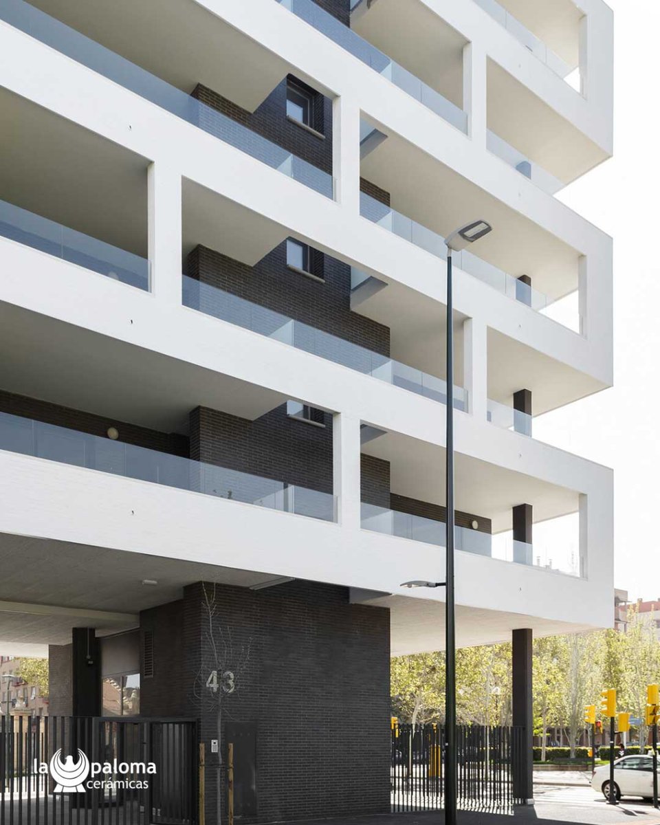El proyecto Yellow alcanza la exclusividad aportando un resultado sofisticado, atrevido y enérgico.

Obra: #Yellow
Arquitectos: #IngennusArquitectura
Fotografía: #LauraBersabe #IgnacioBergera 

#bricks #fachada #diseño #innovación #creatividad #ladrillo #arquitectos #promotoras