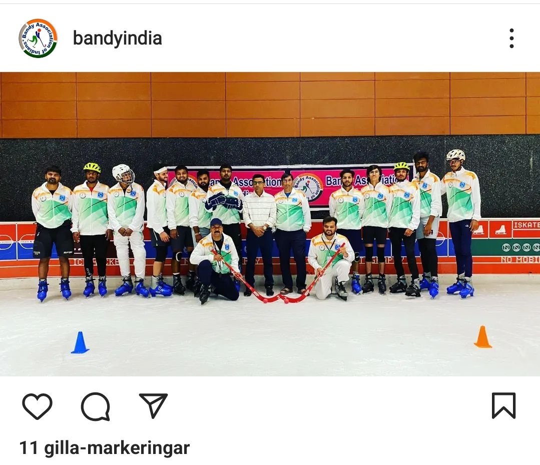 Första bandycoachen jag sett i sandaler. #cykelhjälm #bandyscominghome #svbandy #indiabandy