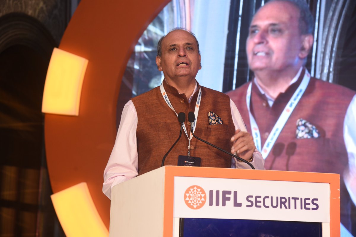 IIFLCorporate's tweet photo. IIFL Securities hosts top 100 partners at #FanFare event. Graced by maverick investor #MadhuKela, #MarketGuru @sanjiv_bhasin, inspiring #CaptainRaghuRaman and hosted by @venkataraman_27, Chairman, @srajb, CEO, Retail and @CHINTANR_MODI, Senior Director at #IIFLSecurities https://t.co/l3zVuxPEhY