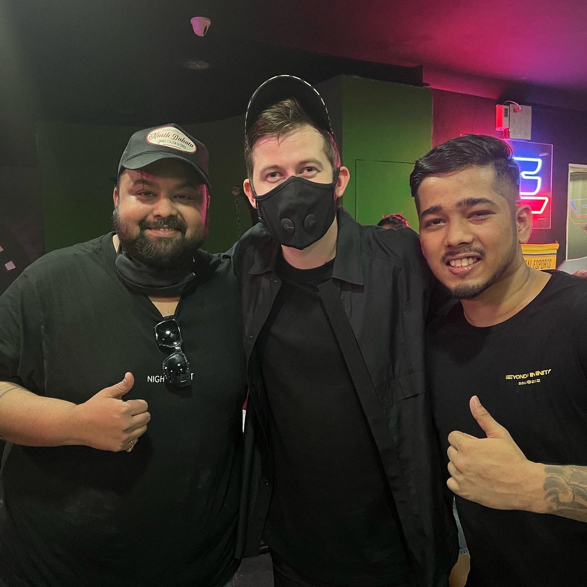 8bit__goldy's tweet photo. No,nobody but me can keep me safe
And I am on my way 🎶

Firm handshakes and great games with none other than @IAmAlanWalker 🚀

Thanks to @irushi @GlobalEsportsIn for hosting us 💫

Shukar | Sabr | Niyat 🧿❤️ https://t.co/U4gIqjph8x