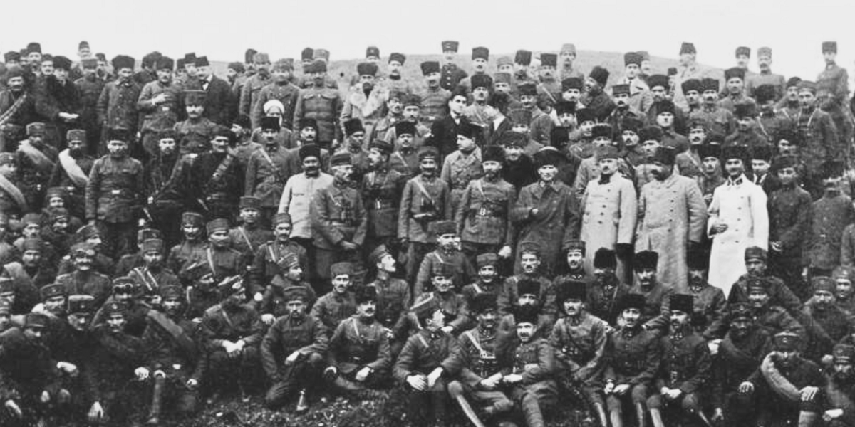 Bu yiğitler Arap şeyhi parayı basıp vatandaş olsun, kızlarını Pakistanlılar/Afganlar taciz etsin, yurdu Suriyelilere peşkeş çekilsin diye kan döküp can vermedi. Türk vatandaşı özgür, Türk yurdu bağımsız olsun diye öldüler, öldürdüler.