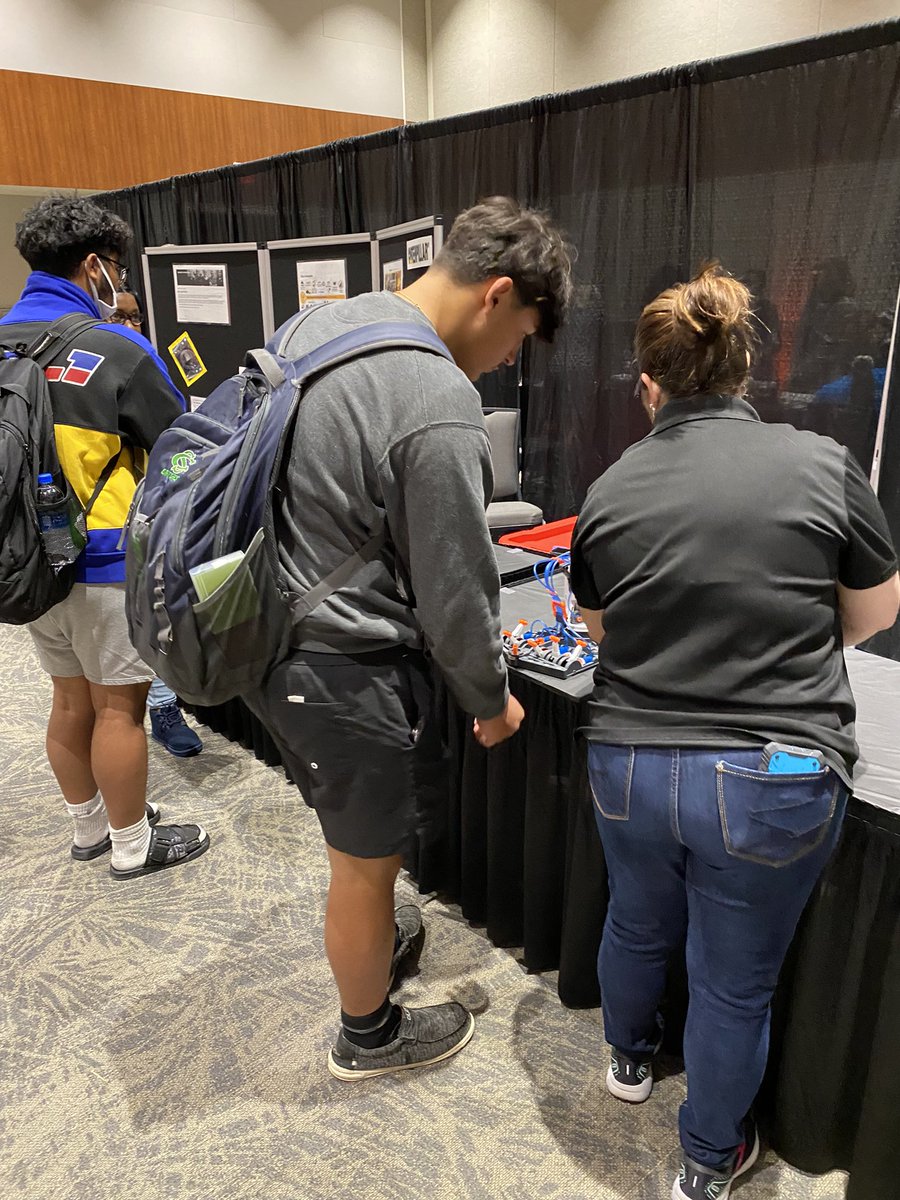 stephen_kelley1's tweet photo. Wayne area students enjoying the 2022 Career Fair. https://t.co/vRGtrZ0RcZ