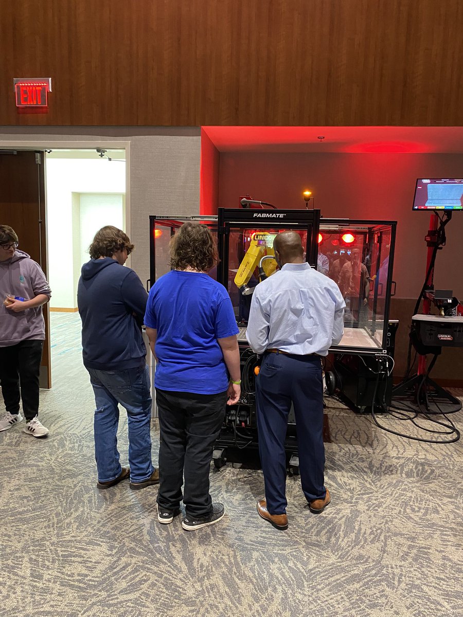 stephen_kelley1's tweet photo. Wayne area students enjoying the 2022 Career Fair. https://t.co/vRGtrZ0RcZ