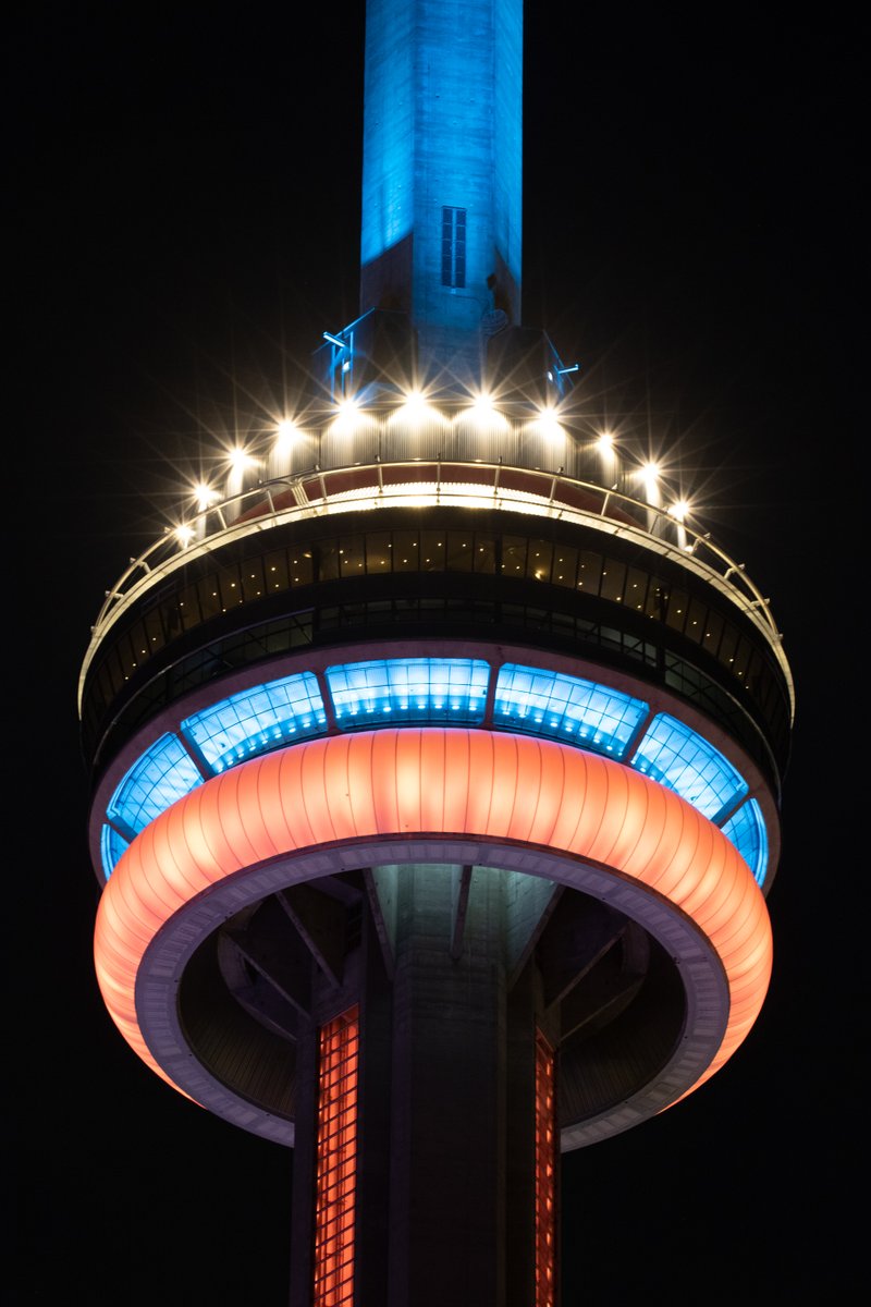Tonight the #CNTower will be lit orange and blue for World Functional Neurological Disorder (FND) Awareness Month / Ce soir la #TourCN sera illuminée en orange et bleu pour le Mois mondial de sensibilisation aux troubles neurologiques fonctionnels (TND)