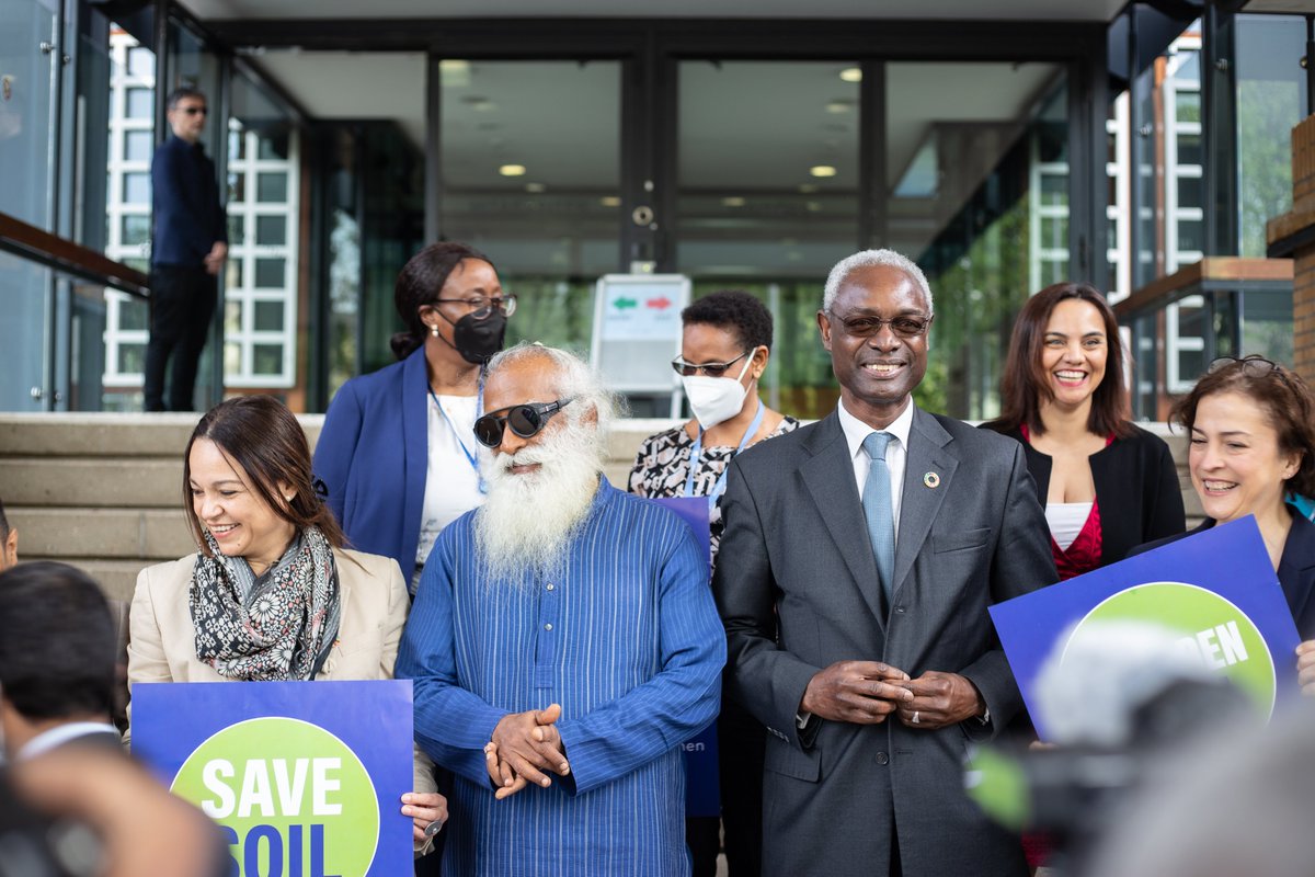 ibrahimthiaw's tweet photo. We are honored to welcome @SadhguruJV again in Bonn. We discussed the #SaveSoil initiative and his journey for the soil. We are looking forward to seeing him in Abidjan for the #UNCCDCOP15 in less than one month. 

#LandLifeLegacy #UNited4Land https://t.co/I4q07rwnC1