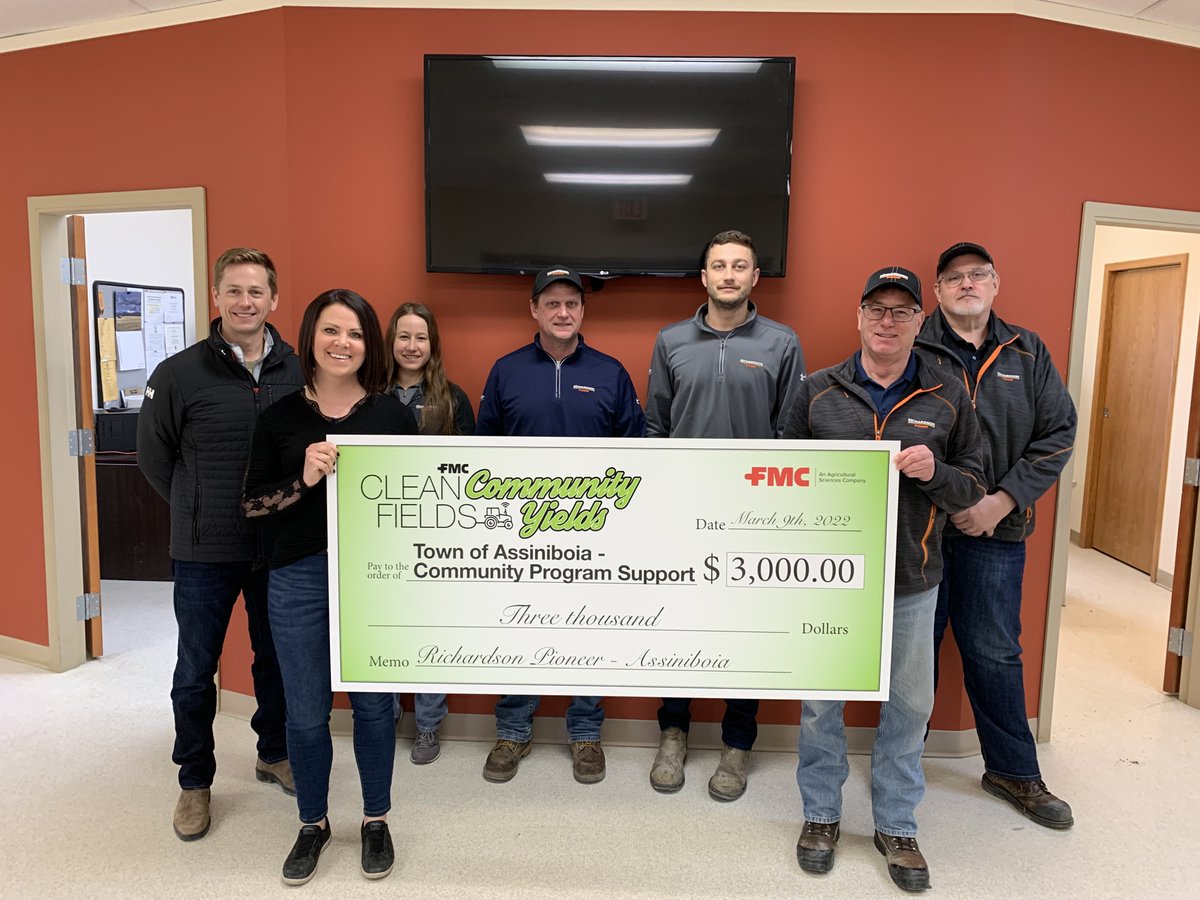 The community support program for town of Assiniboia got a $3k donation thanks to <a href="/Richardson_INTL/">Richardson International</a>, <a href="/ScottKnoxAg/">Scott Knox</a>, and the very generous <a href="/engstrom_clint/">clint engstrom🧢</a>. 

It came through the #CleanFieldsCommunityYields &amp; will help programs for all ages.
