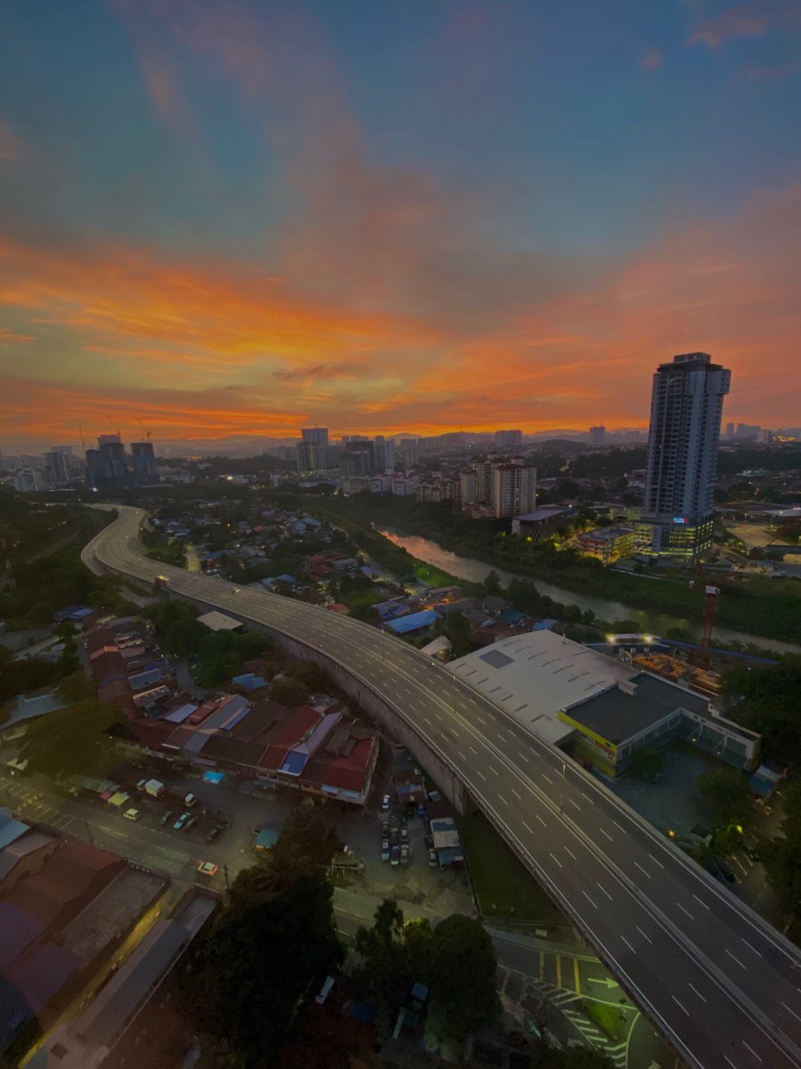 InestiL's tweet photo. I’ve been living in several countries including one in Europe but the way Kuala Lumpur captivate my heart is exceptional. Kurang pawangnya aja wkwk delighted that we crossed paths, haven’t got the faintest idea but somehow I wish that you’ll always be in every chapter from now on https://t.co/wvYM79jFz3
