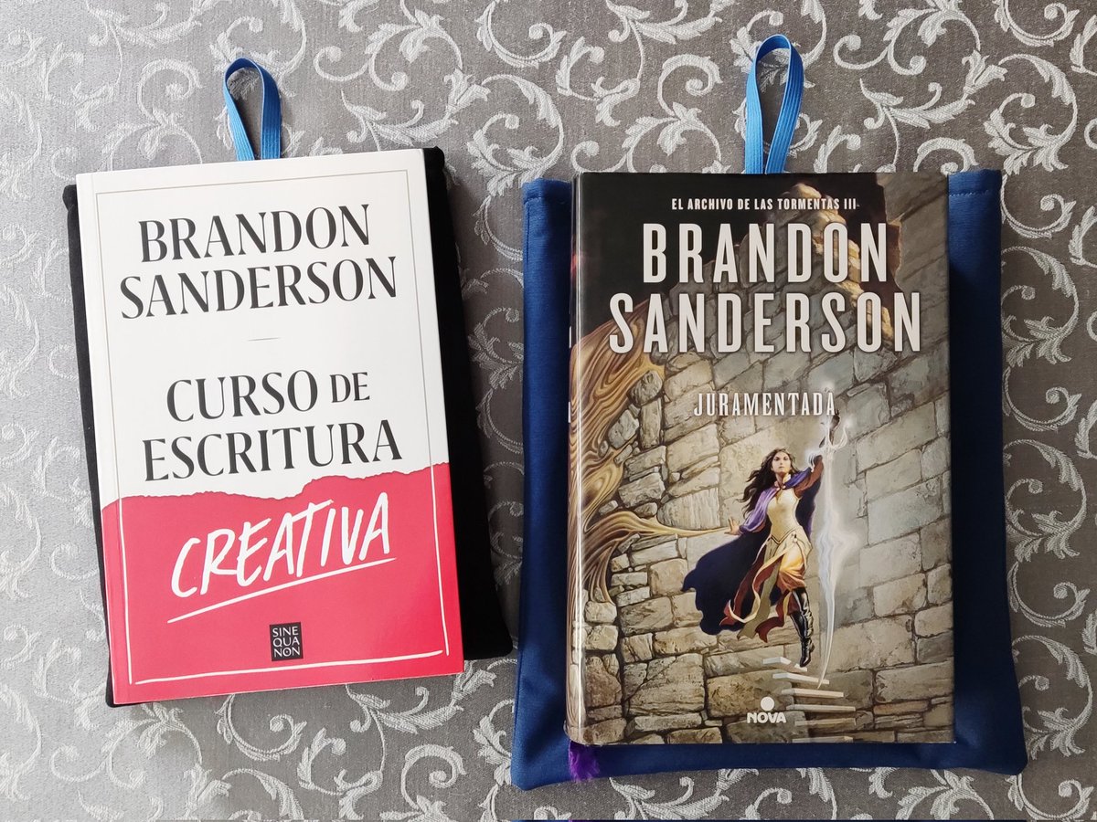 CosmereCrafts's tweet photo. Para los amantes del papel que quieran llevar sus libros bien protegidos cuando salen de casa he sacado dos tamaños de fundas, para tapa blanda y para tapa dura 📖✨ https://t.co/nBjSeV7NO3