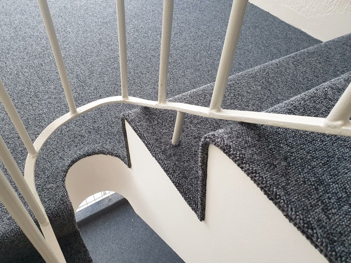 Er komin tími á nýtt teppi á sameignina ?
Við komum á staðinn og gerum tilboð í teppi og teppalögn þér að kostnaðarlausu.
Komdu til okkar í Ármúla 19 og skoðaðu eitt mesta úrval landsins af gólfteppum
parketoggolf.is