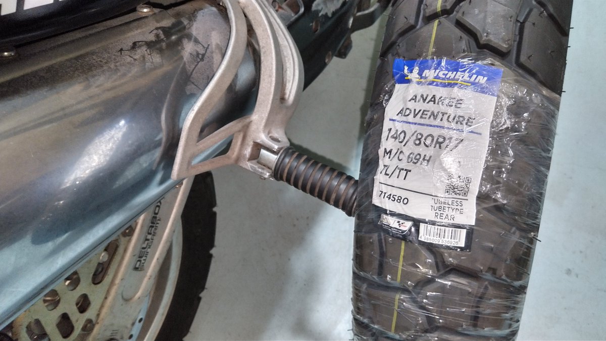 blue_gale00's tweet photo. XTZ750用
新品リヤタイヤ到着。
明日は仕事だから
交換作業は金曜日かな。
#YAMAHA
#XTZ750
#SuperTENERE
#MICHELIN
#ANAKEE
#140/80R17
#新品タイヤ
#カッチカチタイヤとおさらば
#交換は手組み
#作業は金曜日
#久しぶりのおニュー
#慣らしが楽しみ。 https://t.co/E6wbW3Bxfe