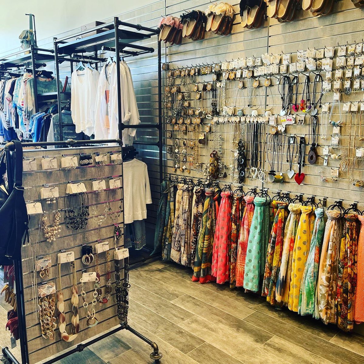 Welcome to #PelhamOn Village Boutique! Congratulations to this #NiagaraLocal business on opening a second location in #Fonthill featuring fashion pieces, casual wear and unique gifts. There’s something for everyone! Check it out. #shoplocal #shoppelham #niagaramyway