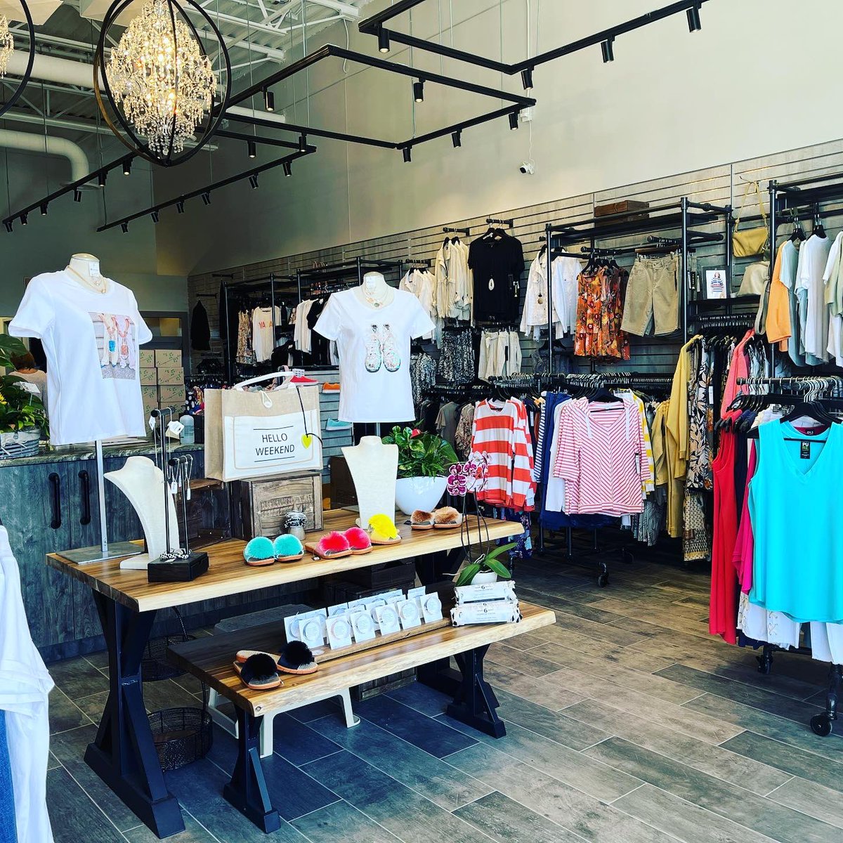 DianaHuson's tweet photo. Welcome to #PelhamOn Village Boutique! Congratulations to this #NiagaraLocal business on opening a second location in #Fonthill featuring fashion pieces, casual wear and unique gifts. There’s something for everyone! Check it out. #shoplocal #shoppelham #niagaramyway https://t.co/FHM8cC6mTg