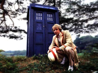 A very happy birthday to Peter Davison, the Fifth Doctor! ((There\s no celery emoji)) 